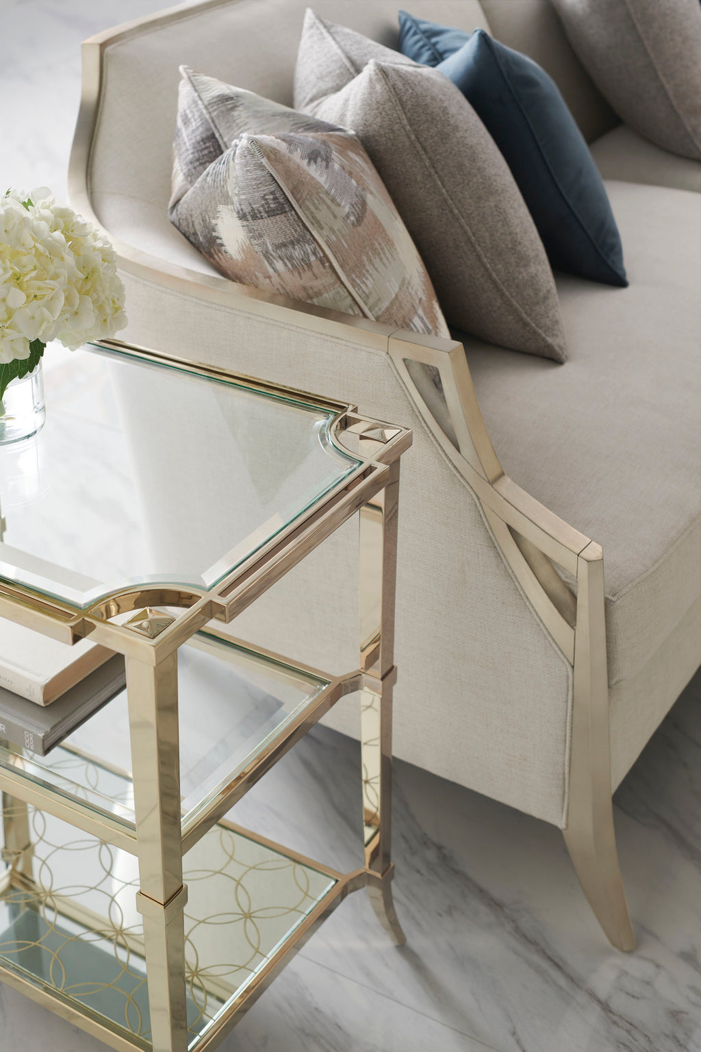 NICOLE 
END TABLE