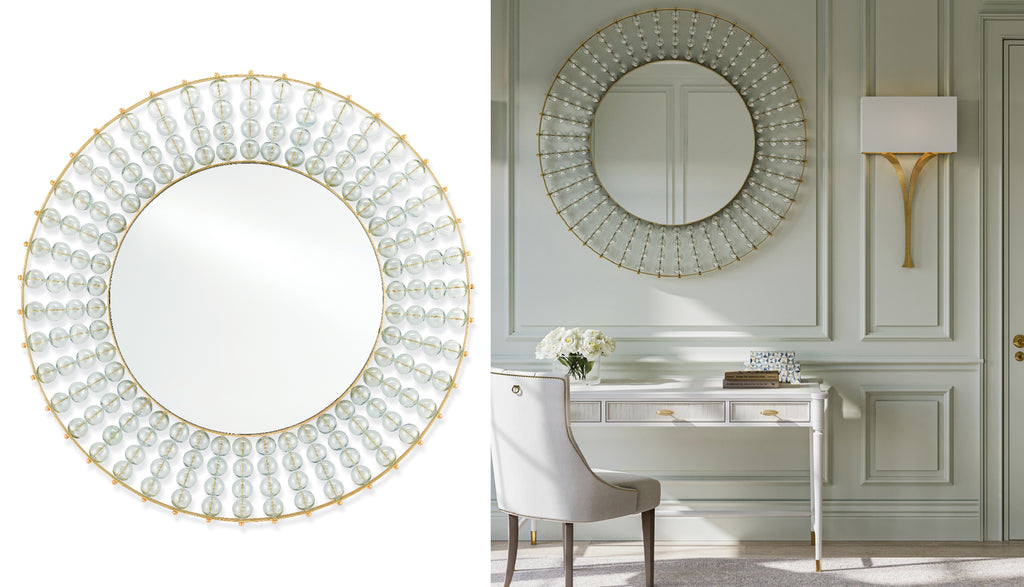 Grand miroir mural rond avec cadre en laiton doré et pourtour décoratif en perles de verre, stylisé au-dessus d'un bureau blanc dans une pièce vert sauge.