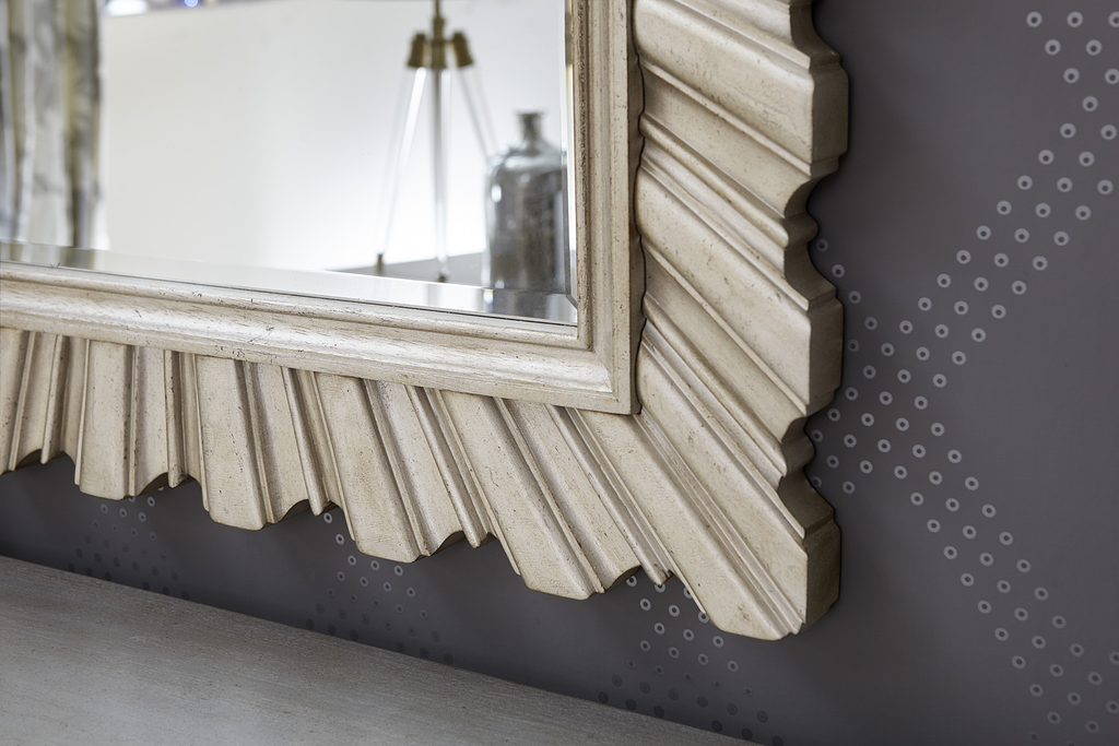 Commode double grise à neuf tiroirs avec miroir mural rectangulaire à détails en corde et quincaillerie en laiton dans une chambre de style transitionnel.